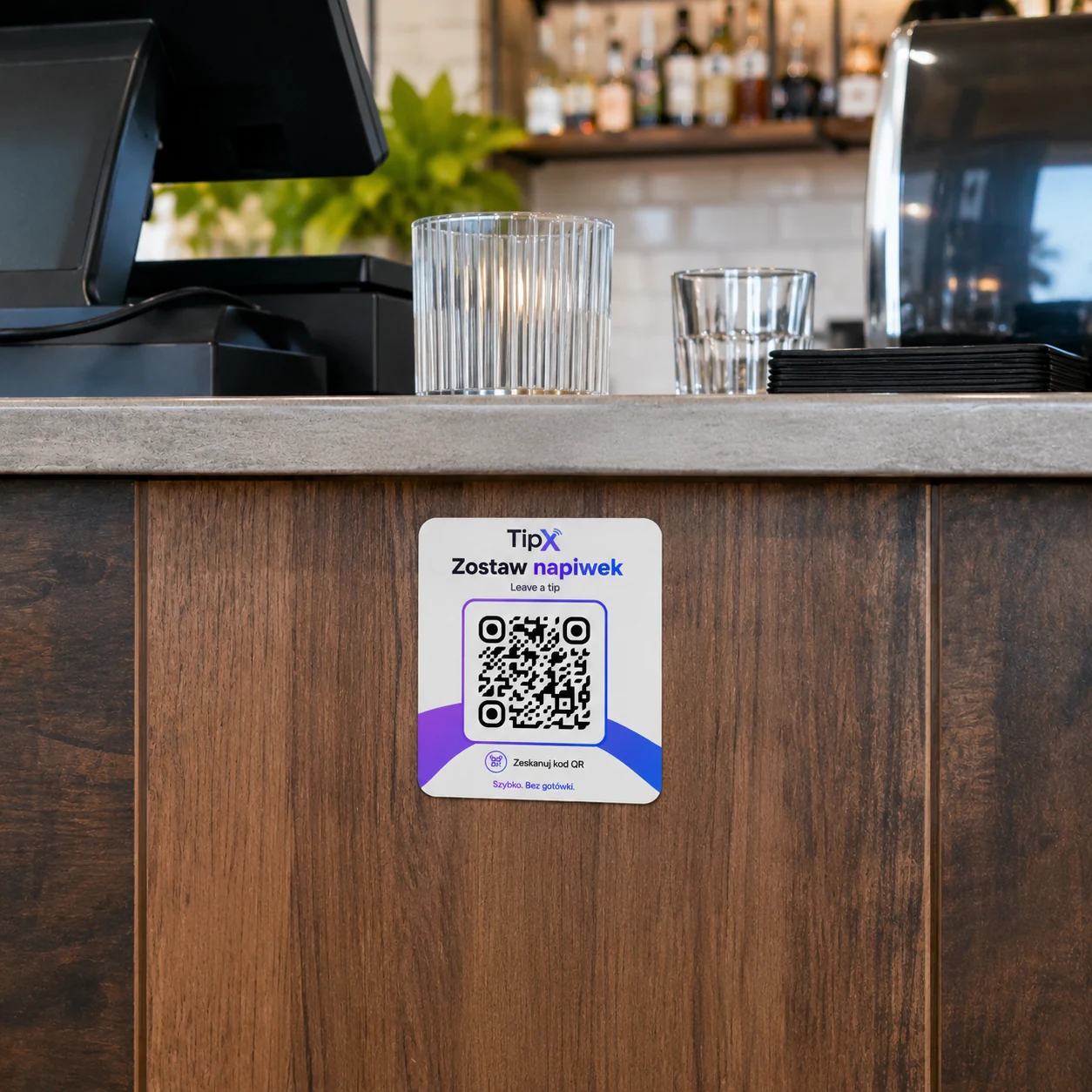 Naklejka TipX z kodem QR na drewnianej ladzie baru