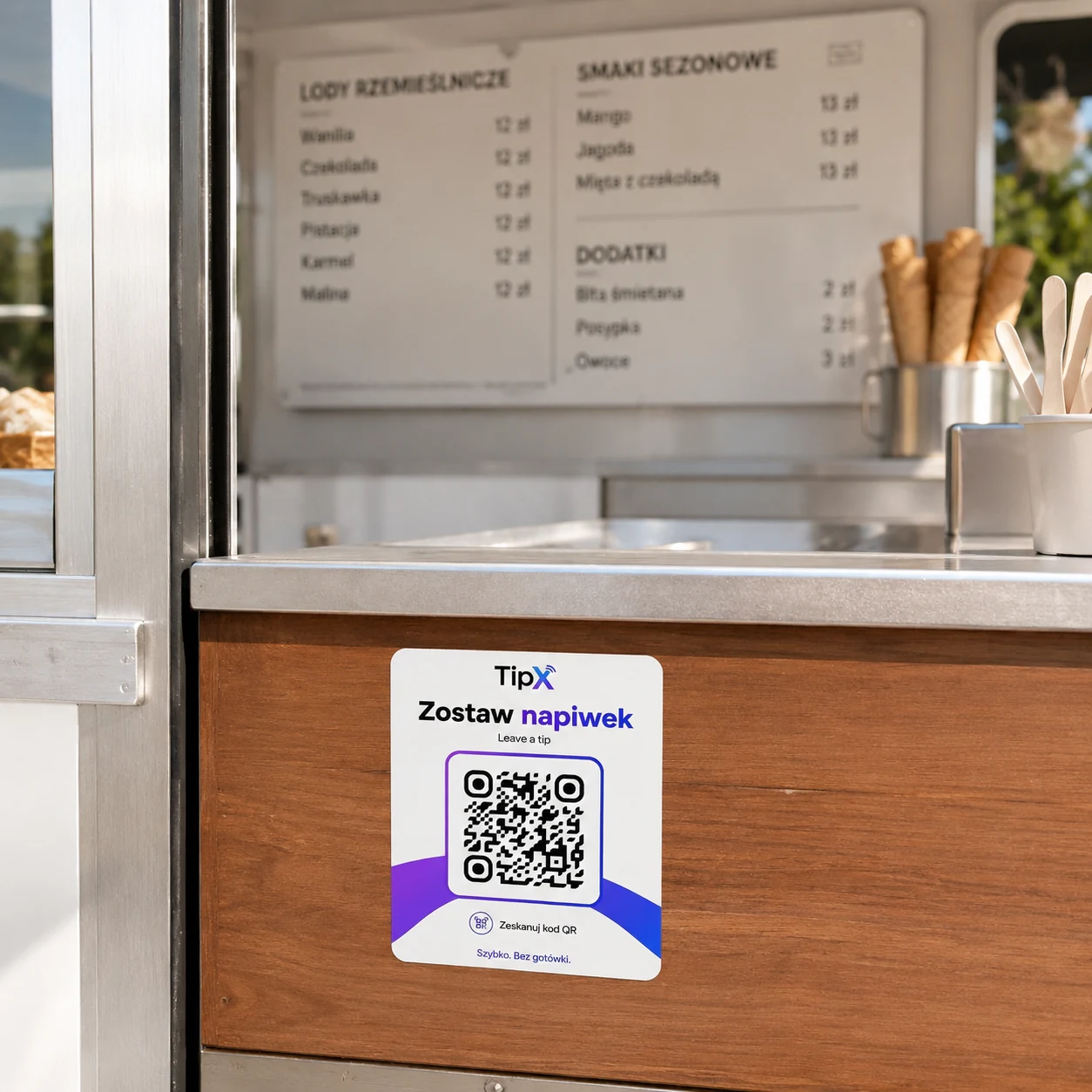 Naklejka TipX z kodem QR na ladzie lodziarni