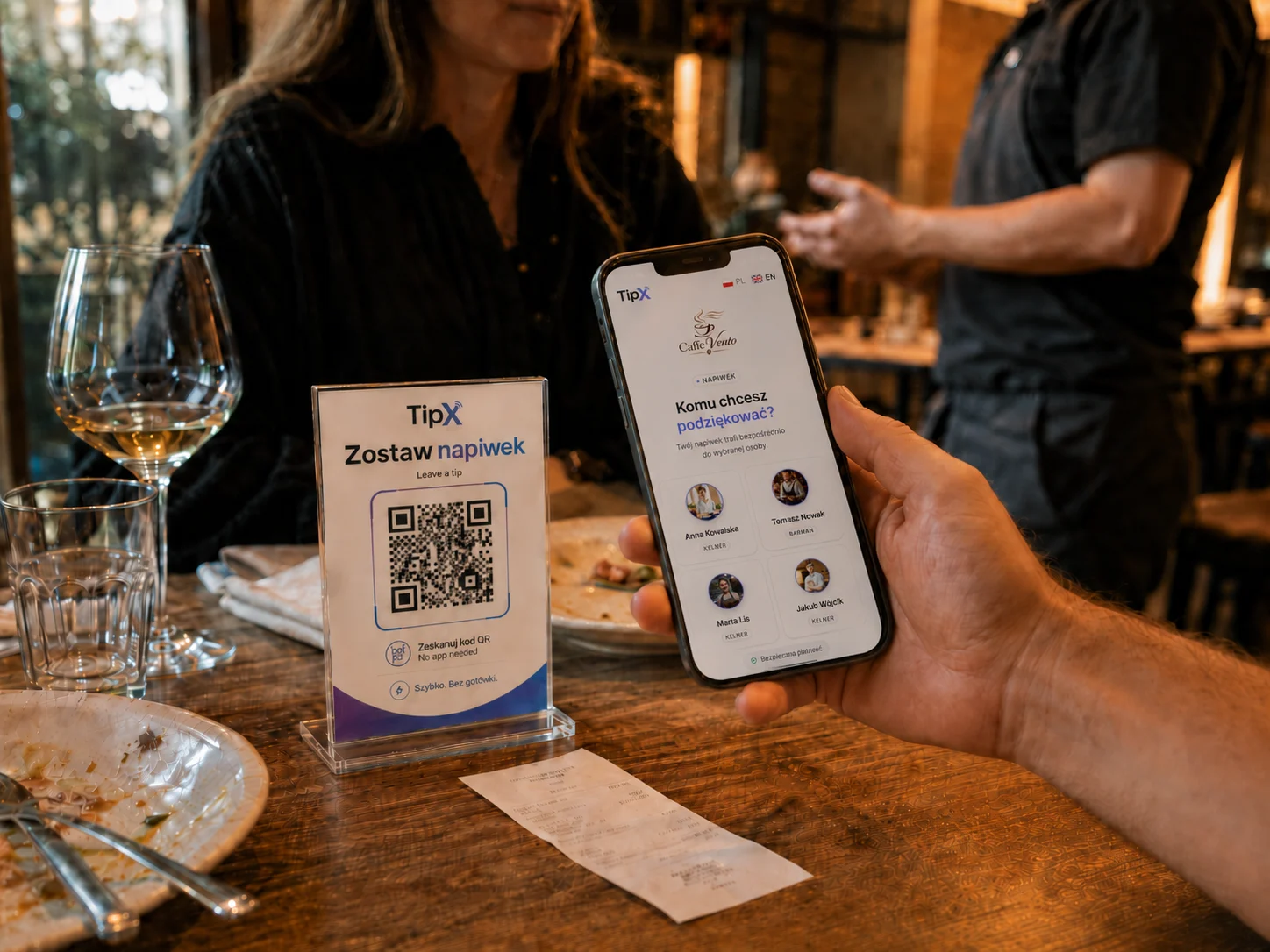 Stojak TipX z kodem QR i aplikacja na telefonie klienta przy stoliku w restauracji